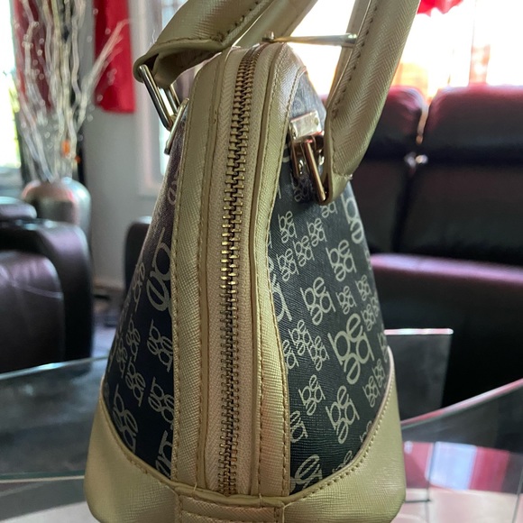 Signature Bebe Black & Gold Handbag Almost New 10” W 7 1/2” H‼️❤️🔥❤️🔥 - Picture 4 of 9